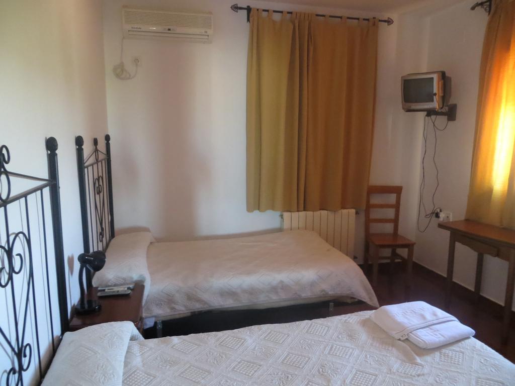 Hostal Rest. Campoabierto Valencia de las Torres Cameră foto